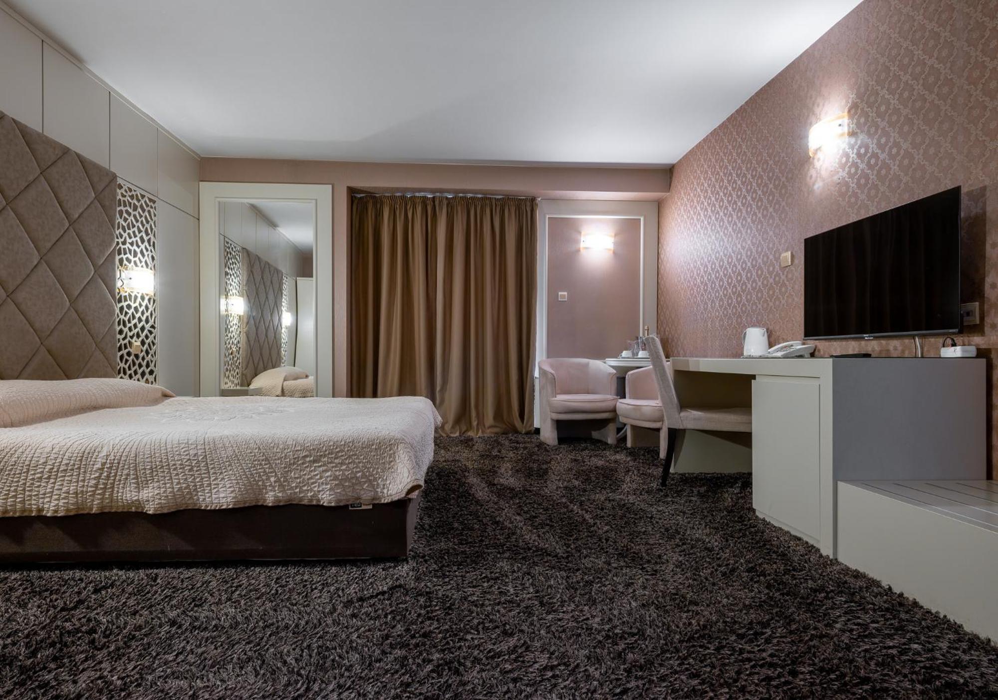 Hotel Concorde Veliko Tărnovo Exteriör bild